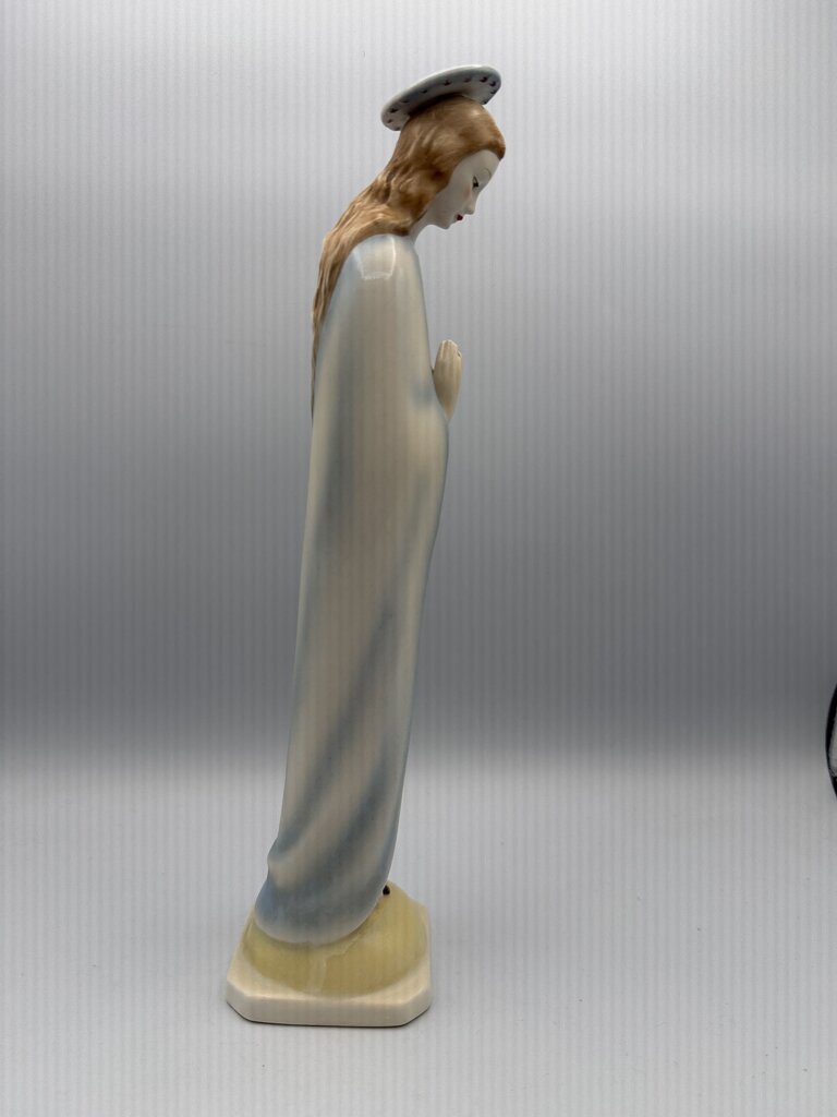 VTG Goebel Hummel Praying Madonna w/Halo 11.5” tall /ro