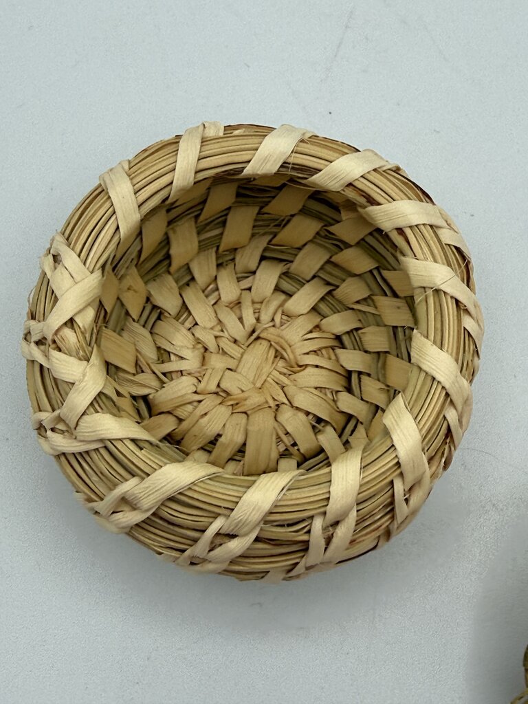 Native American Hand Woven Bear Grass Basket w/Lid /ro