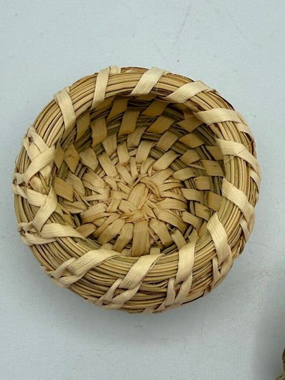 Native American Hand Woven Bear Grass Basket w/Lid /ro