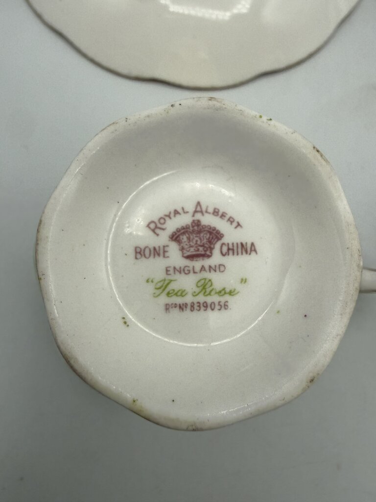 Royal Albert Bone China Set of 2 Cup & Saucer Violet & Tea Rose /roh