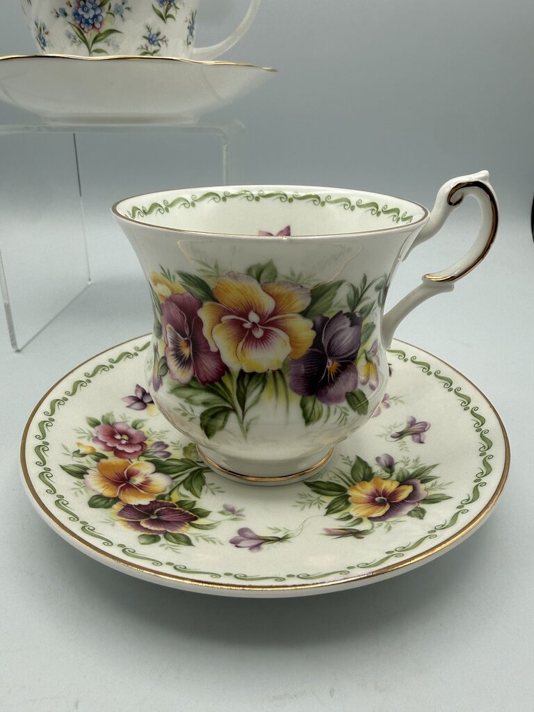 Set of 2 VTG Queen’s Bone China England Tea Cup & Saucer /roh