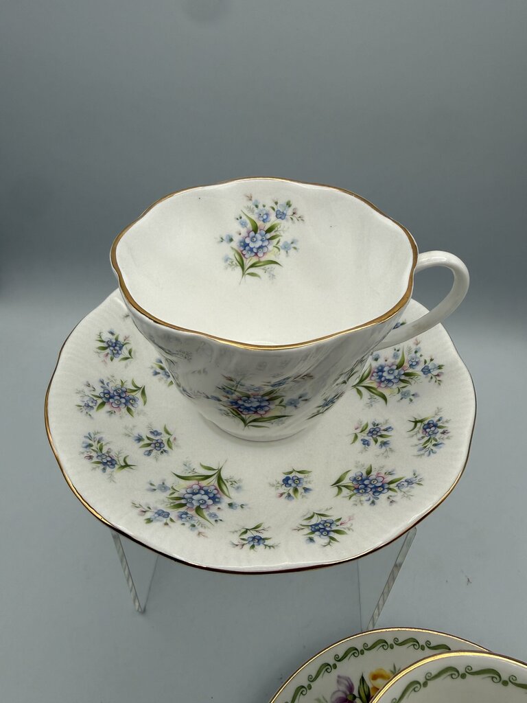 Set of 2 VTG Queen’s Bone China England Tea Cup & Saucer /roh