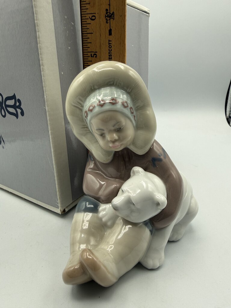 Lladro Porcelain Figurine Eskimo Playing w/Polar Bear #01195 /ro