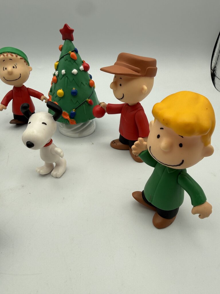 Peanuts/Charlie Brown Mini Figure Set of 8 pieces /ro