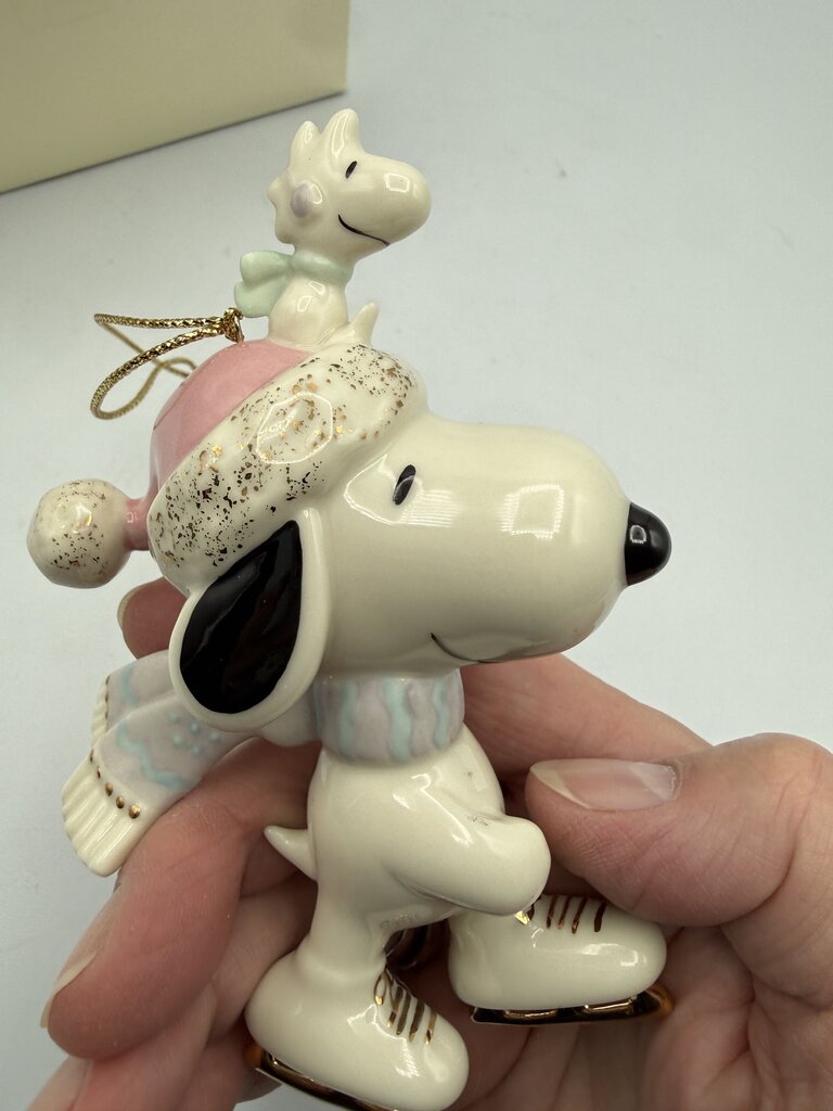 Lenox Classics 2002 Snoopy’s Skating Friend Ornament /ro