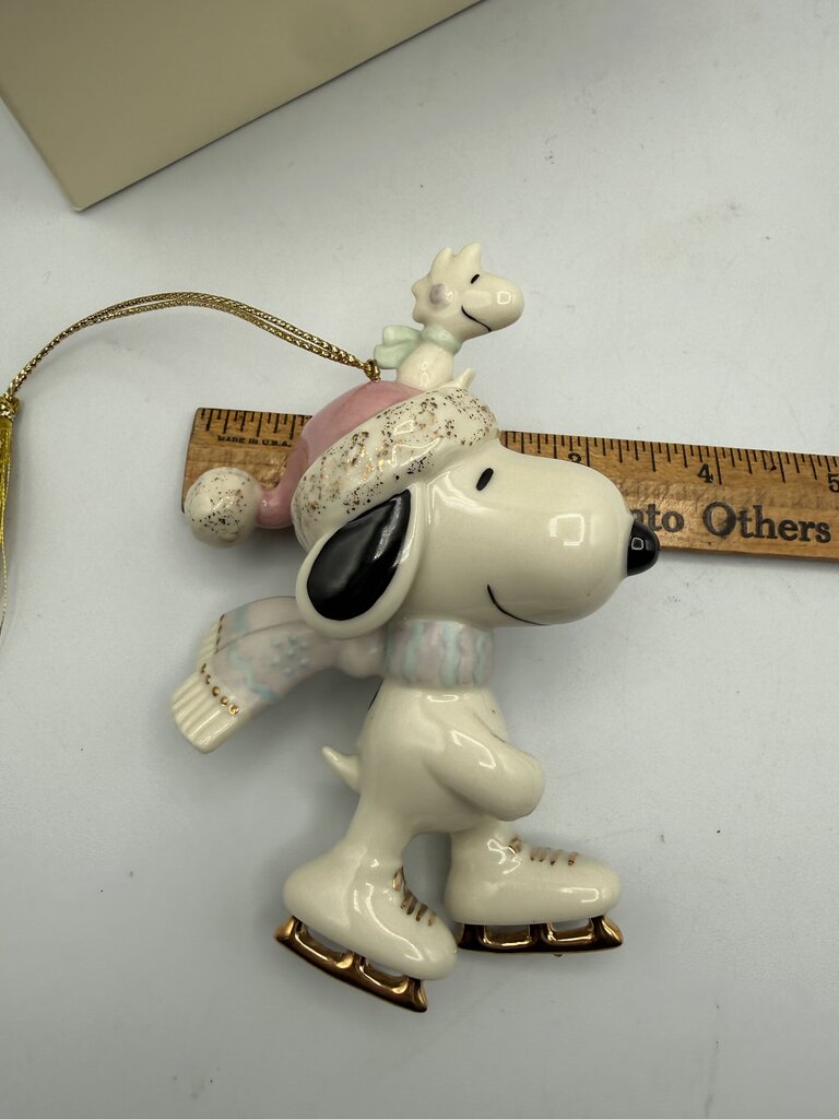 Lenox Classics 2002 Snoopy’s Skating Friend Ornament /ro