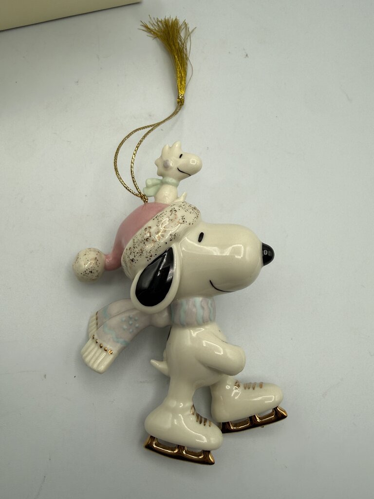 Lenox Classics 2002 Snoopy’s Skating Friend Ornament /ro