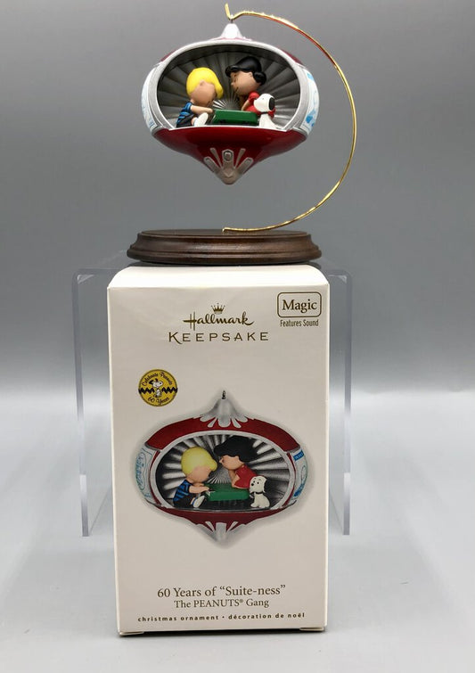 2010 Hallmark Keepsake 60yrs of SUITE-NESS Magic Sound Ornament /b