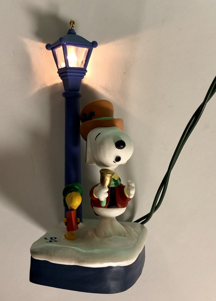 1994 Hallmark Keepsake Peanuts SNOOPY Magic Collector’s Series Ornament /b