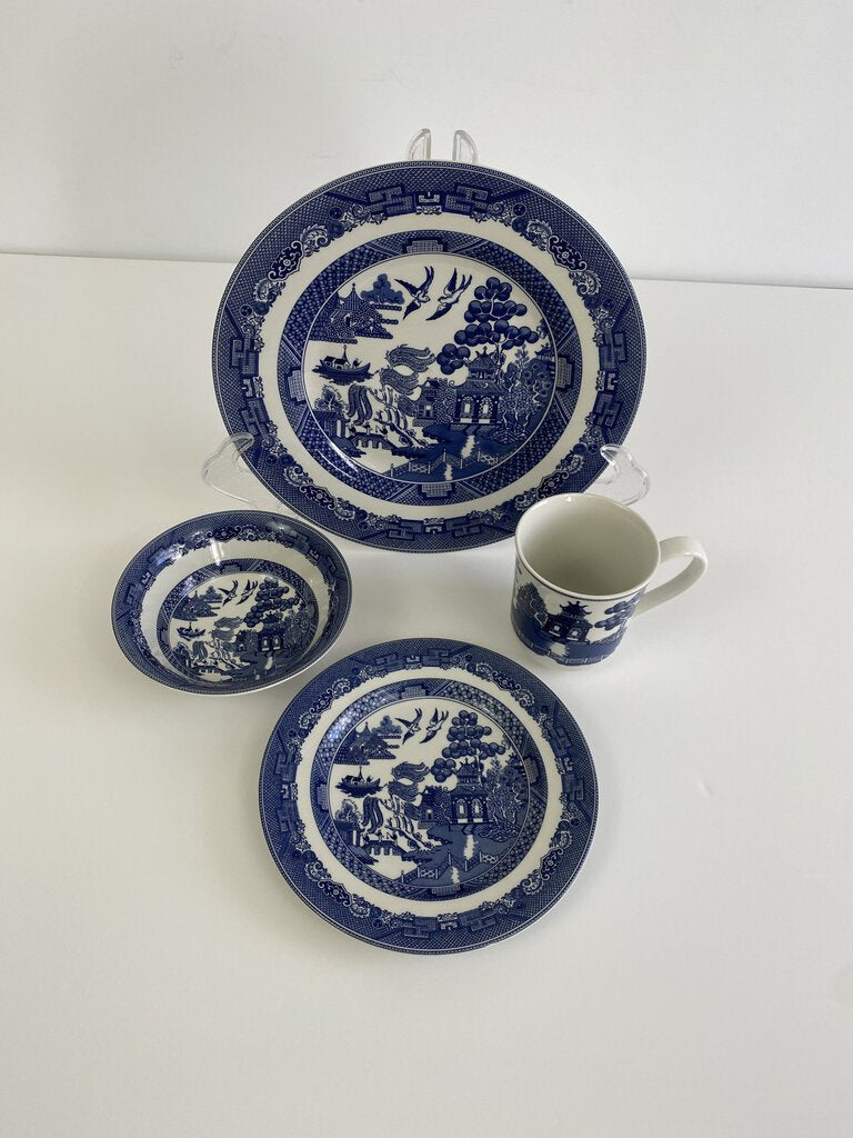 Johnson Brothers Blue Willow 4 Piece Place setting England /rb