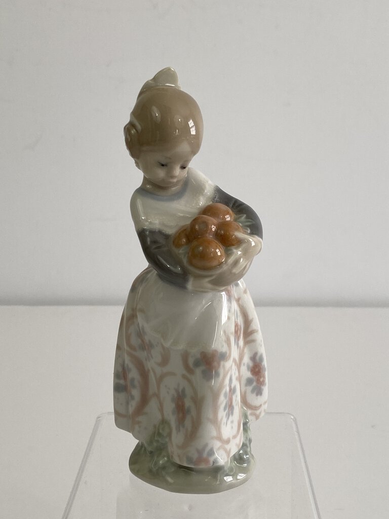 Lladro “Valencia Girl” #4841” Glazed Figurine of a Girl Holding Oranges Made in Spain /roh