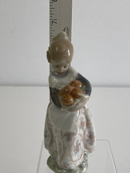 Lladro “Valencia Girl” #4841” Glazed Figurine of a Girl Holding Oranges Made in Spain /roh