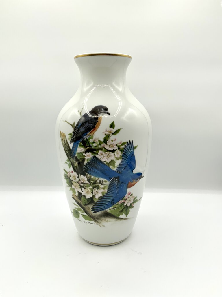 Danbury Mint Bluebirds Vase by Roger Tory Peterson /ah