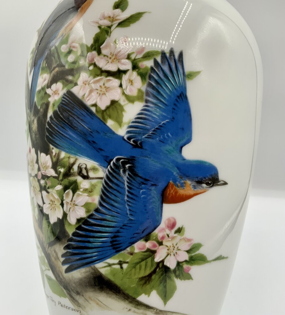 Danbury Mint Bluebirds Vase by Roger Tory Peterson /ah