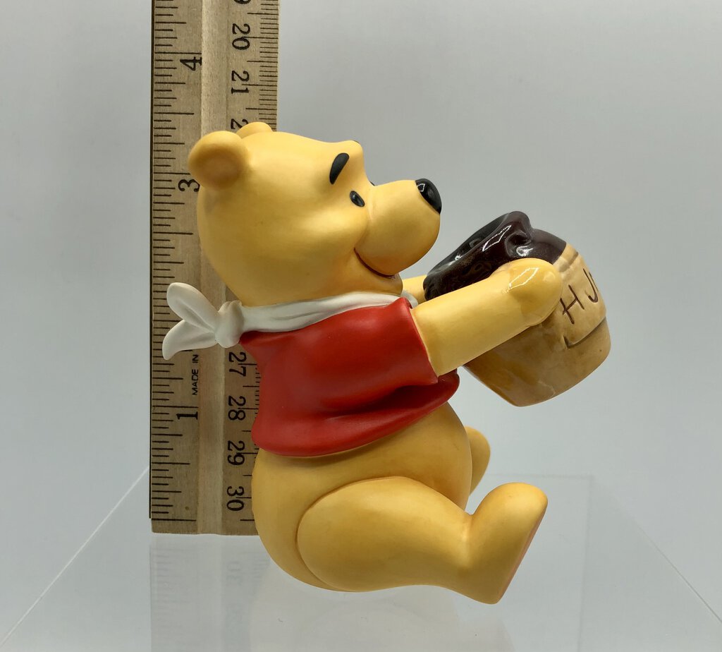 Disney WDCC Winnie the Pooh and the Honey Tree Membership Figurine /b