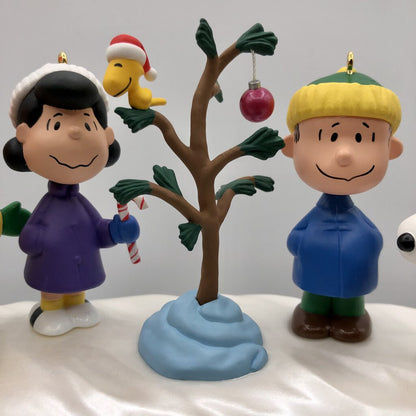 Vtg 1995 30th Anniversay Keepsake Peanuts Charlie Brown Christmas Ornaments with Display Stand /b