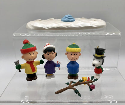 Vtg 1995 30th Anniversay Keepsake Peanuts Charlie Brown Christmas Ornaments with Display Stand /b