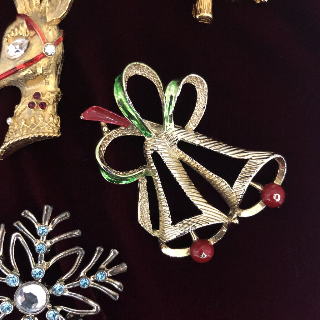 Vintage Lot of 6 Christmas Brooches/ Pins /b